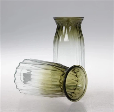 แจกันแก้วสีเขียวรีไซเคิล