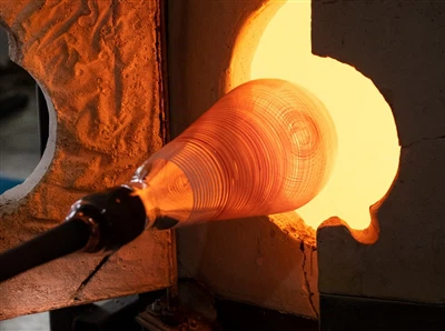 แจกันแก้วลายดอกไม้ที่เป่าด้วยมือที่สวยงาม